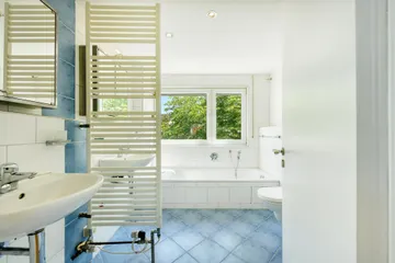 OG, Bad mit Fenster & Wanne