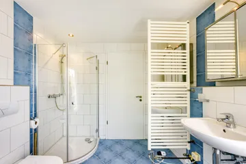 OG, Bad mit Dusche & WC