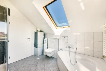 DG, Bad mit Whirlwanne