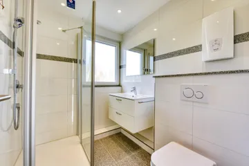 Bad mit Fenster & Dusche