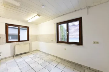 EG, Küche mit Fliesenboden