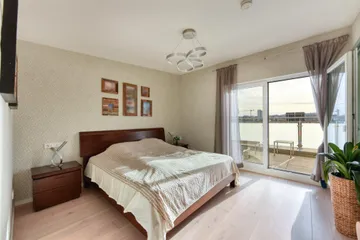 DG, Schlafen v. Tür