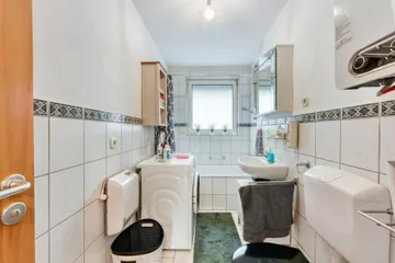 Bad mit Fenster & Wanne