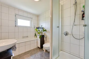 Bad mit Wanne & Dusche