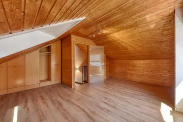 Dachzimmer zur Tür