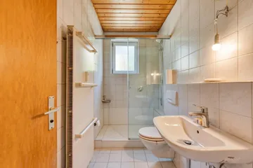 Bad mit Fenster & Dusche