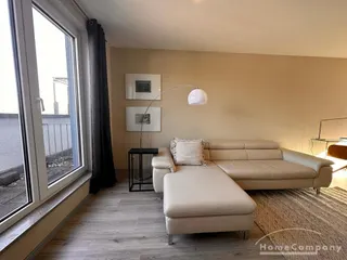 Wohnzimmer mit Zugang zum Balkon