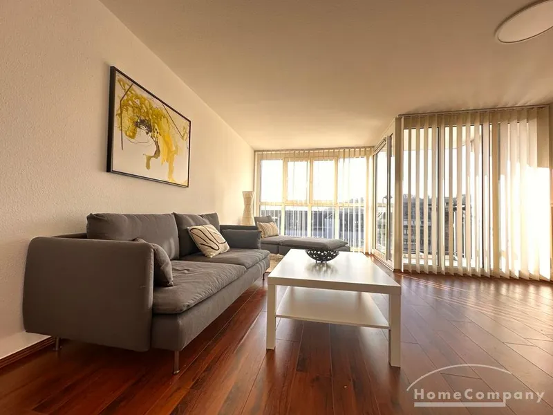 Wohnzimmer mit Balkon