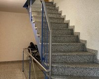 Ebenerdiger Wohnungszugang durch ein modernes Treppenhaus