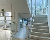 Eingangsbereich/Voyer mit verglastem Treppenhaus  im Erdgeschoss als Verbindung zu allen Etagen