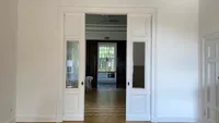 Weitere Schiebetüren im Büro mit Verbindung...