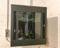 Schaltschrank des Ethernet CAT 6 LAN-Netzwerks im Kellergeschoss