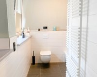 WC hinter Sichtschutz im Badezimmer der Eigentümerwohnung