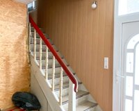 Treppenaufgang im Hausanbau im EG mit Hauseingang