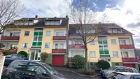 Gebäude-Ansicht von der Straße vorne