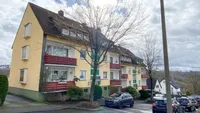 Gebäude-Ansicht von der Straße links