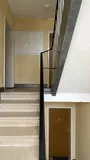 Helles und ebenfalls gepflegtes Treppenhaus im Haus 57