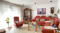 Großes Wohnzimmer mit viel Tageslicht und...