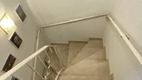 Helles gepflegtes und massives Treppenhaus innerhalb der Wohnung