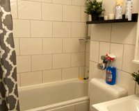 Badezimmer mit Badewanne und elektrischer Belüftung