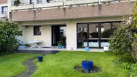Blick auf die Terrasse mit Balkon-Überdachung