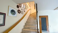Massives Marmor-Treppenhaus innerhalb der Wohnung