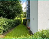 Grün- und Gartenstreifen neben dem Haus