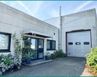 Zugang zum Büro-Anbau und Zufahrt zur Garage mit Hallenanbindung