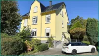 Zweifamilienhaus mit 3 Parkplätzen und großem Grundstück