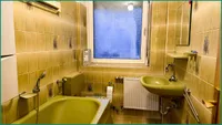 Badezimmer der Wohnung links