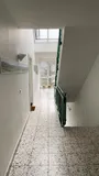 Helles gepflegtes Treppenhaus mit Aufzug