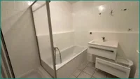 ...Dusche und Badewanne und...