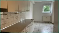 Halboffene Küche mit Essplatz am Wohnzimmer