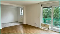 Blick vom Wohnzimmer zum offenen Essbereich mit Übergang zur Küche