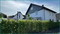 Blick von der Wohnstraße Richtung Garten