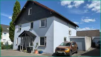 Hausansicht von der Straße mit Garage und Pkw-Stellplatz