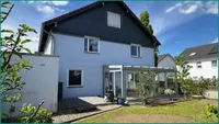 Hausrückseite mit Blick auf die Garage und den Sommergarten