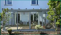Blick vom Garten in den Sommergarten
