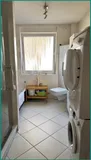Badezimmer mit großer Dusche im Erdgeschoss