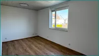 Kinderzimmer mit neuem Laminat und neuer Decke in der OG-Wohnung