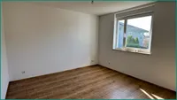 Schlafzimmer mit neunem Laminat in der OG-Wohnung