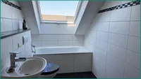 Modernes Badezimmer mit Dachfenster im Dachgeschoss