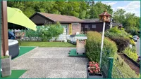 Vorplatz mit Sitzmöglichkeit und Terrasse