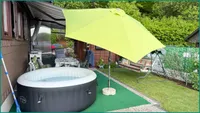 Außenwhirlpool am Sitzbereich vor dem Eingang