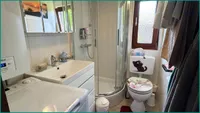 Modernes Badezimmer mit Viertelkreisdusche und Fenster