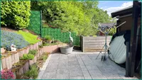 Blick auf die Terrasse hinter dem Mobilheim
