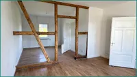 ...Holzfachwerk und Zugang zur Küche