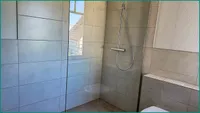 ...großer, bodengleicher Dusche