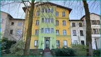 Hausansicht von der Straße ohne Baumgrün