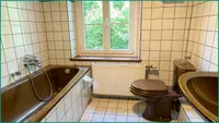 Badezimmer der Dachgeschosswohnung mit Badewanne...